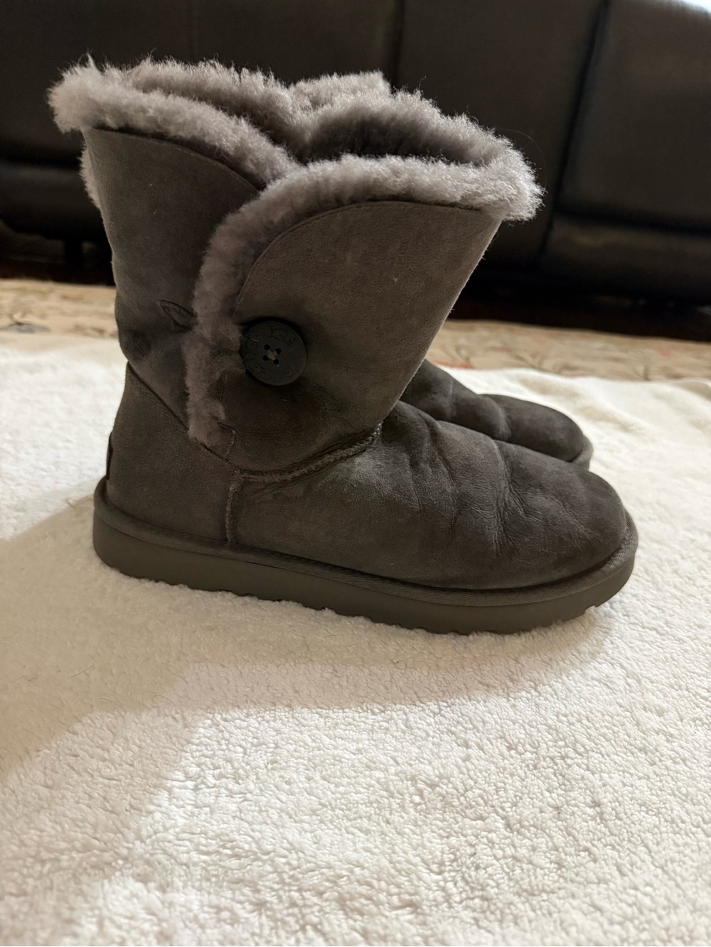 UGG Women's Short Button Shearling Boots - Gray